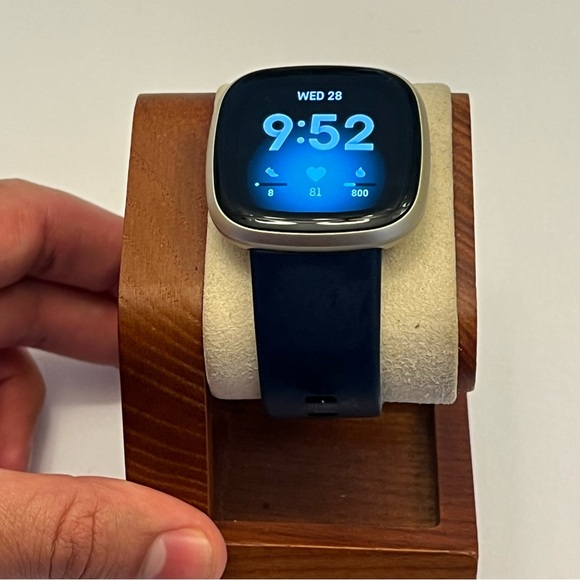 Fitbit Versa 3, Excellent, Charger Included, Tested, Gold/blue Band - Picture 5 of 7